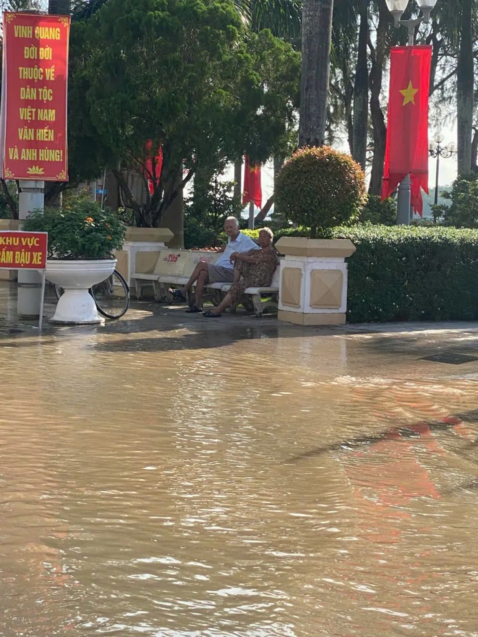 Cần Thơ: Triều cường vượt báo động 3, nhiều nơi ngập nặng Cần Thơ: Triều cường vượt báo động 3, nhiều nơi ngập nặng