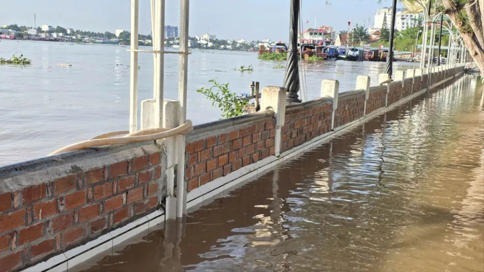 Nước từ sông Cần Thơ tràn lên bến Ninh Kiều Nước từ sông Cần Thơ tràn lên bến Ninh Kiều