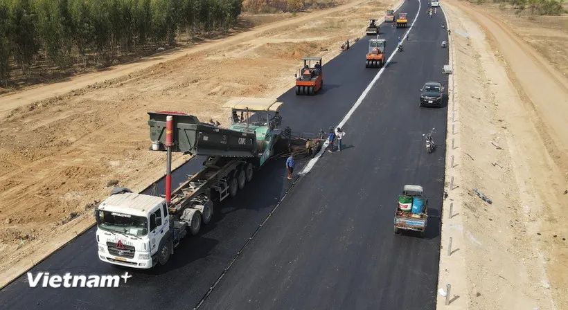 Nhà thầu thi công thảm nhựa nền đường một Dự án đường bộ cao tốc Bắc-Nam phía Đông. (Ảnh: Việt Hùng/Vietnam+) Nhà thầu thi công thảm nhựa nền đường một Dự án đường bộ cao tốc Bắc-Nam phía Đông. (Ảnh: Việt Hùng/Vietnam+)