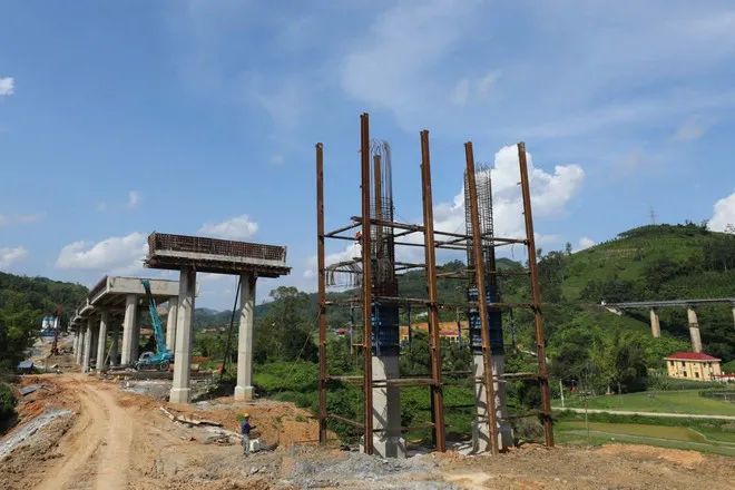 Những dự án cao tốc trọng điểm nào lỡ hẹn 'về đích' cuối năm nay? Những dự án cao tốc trọng điểm nào lỡ hẹn 'về đích' cuối năm nay?