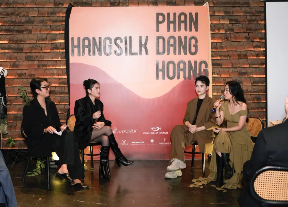 NTK Phan Đăng Hoàng (thứ hai từ phải sang) và đại diện Hangsilk công bố BST mới 