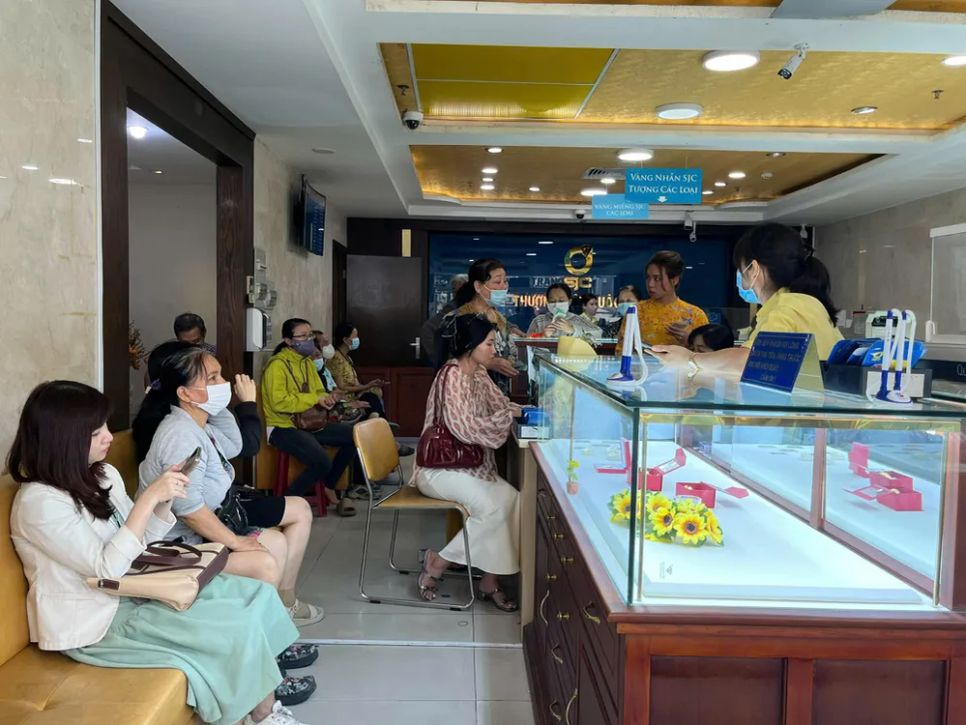 Chênh lệch giá mua và giá bán vàng miếng SJC hơn 4 triệu đồng/lượng Chênh lệch giá mua và giá bán vàng miếng SJC hơn 4 triệu đồng/lượng