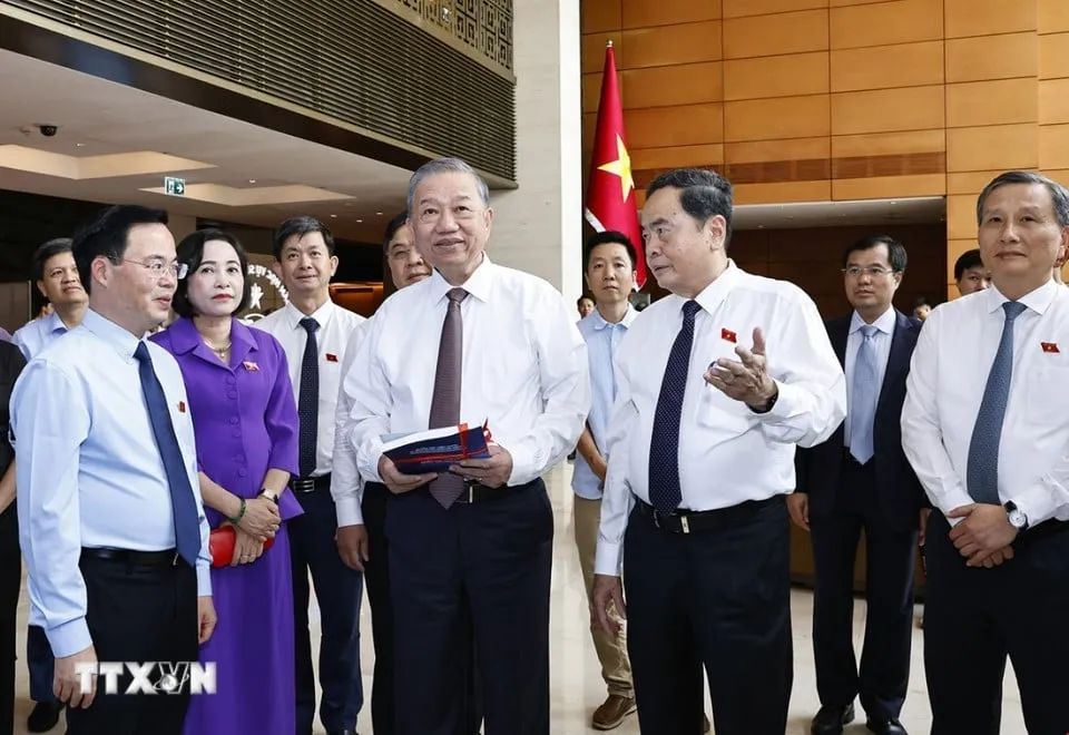 Tổng Bí thư Tô Lâm, Chủ tịch Quốc hội Trần Thanh Mẫn cùng các đại biểu tham quan khu trưng bày Quốc hội số tại hội nghị. Ảnh: TTXVN
