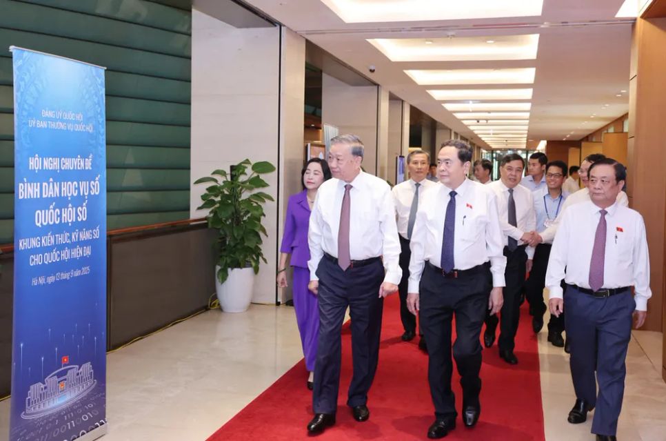 Tổng Bí thư Tô Lâm và Chủ tịch Quốc hội Trần Thanh Mẫn cùng các đại biểu đến dự hội nghị, chiều 13-9. Ảnh: QUANG PHÚC