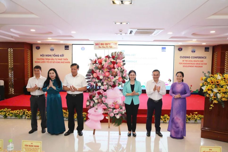 Lãnh đạo tỉnh Đồng Nai (bên phải) tặng hoa chúc mừng hội nghị