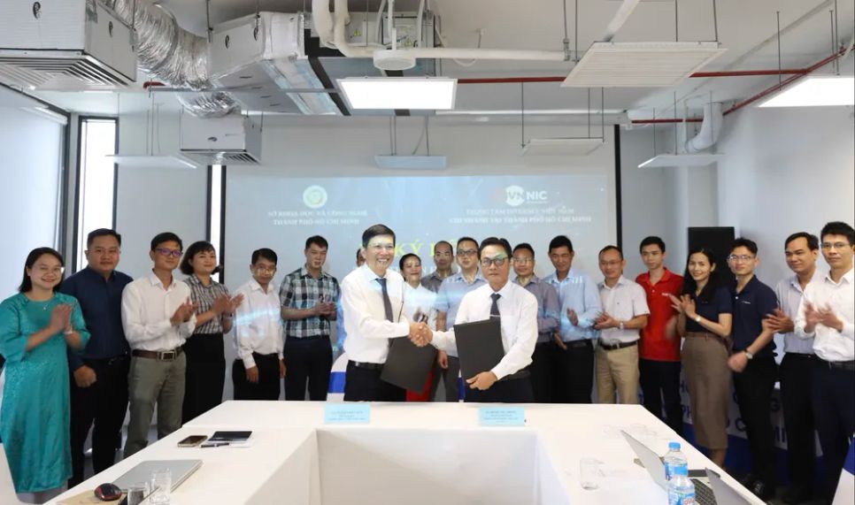 Đại diện Sở KH- CN TPHCM và Chi nhánh Trung tâm Internet Việt Nam tại TPHCM ký biên bản hợp tác