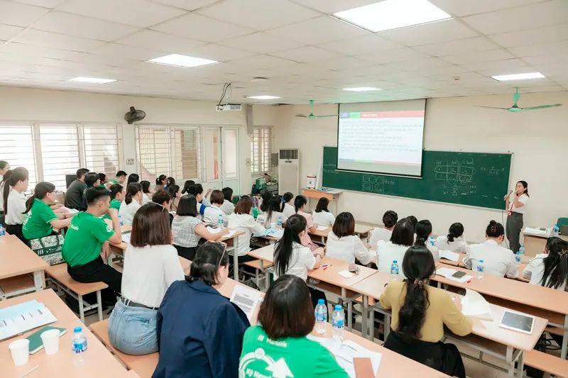 Tư vấn viên Manulife được đào tạo kiến thức về sức khỏe cộng đồng tại trường Đại học Y Hà Nội. Ảnh: Huệ Ngọc