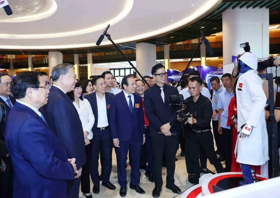 Lãnh đạo Đảng, Nhà nước và các đại biểu tương tác với Robot y tế VinMotion