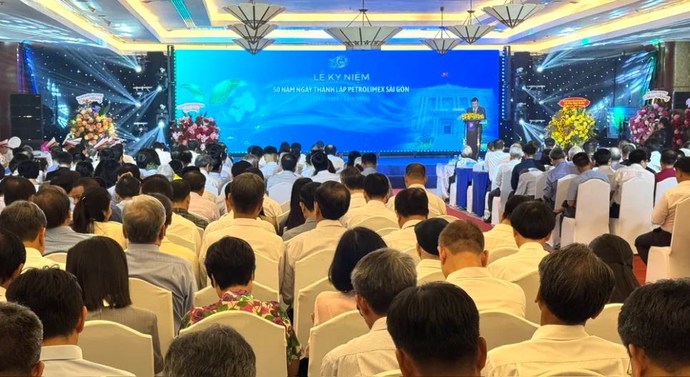 Petrolimex Sài Gòn kỷ niệm 50 năm thành lập vào sáng 17-9. Ảnh: Đình Dư Petrolimex Sài Gòn kỷ niệm 50 năm thành lập vào sáng 17-9. Ảnh: Đình Dư
