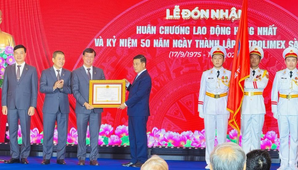 Phó Chủ tịch UBND TPHCM Nguyễn Văn Dũng trao Huân chương Lao động hạng Nhất của Chủ tịch nước cho tập thể Petrolimex Sài Gòn. Ảnh: Đình Dư Phó Chủ tịch UBND TPHCM Nguyễn Văn Dũng trao Huân chương Lao động hạng Nhất của Chủ tịch nước cho tập thể Petrolimex Sài Gòn. Ảnh: Đình Dư