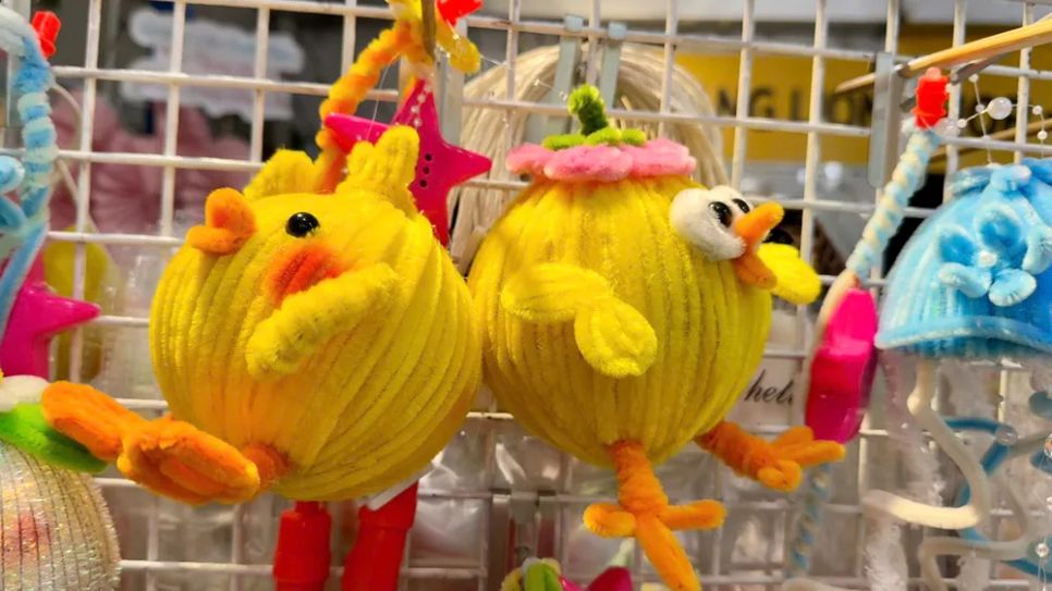Lồng đèn hình gà con được làm từ quả bóng đã hỏng hoặc 2 nắp ly úp lại kết hợp với sợi kẽm nhung Lồng đèn hình gà con được làm từ quả bóng đã hỏng hoặc 2 nắp ly úp lại kết hợp với sợi kẽm nhung