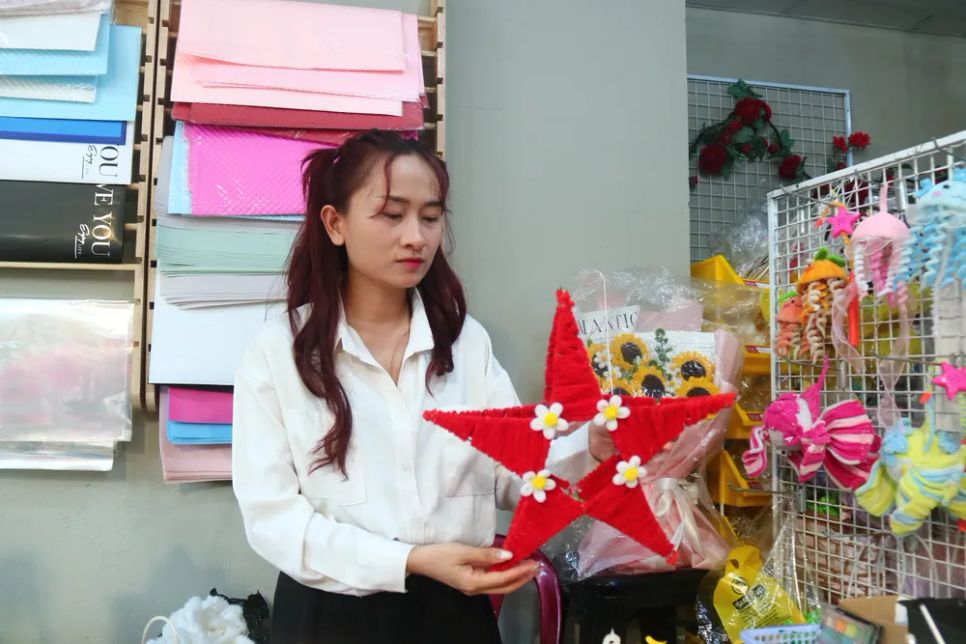 <i>Chị Trang bên chiếc lồng đèn ông sao bằng nhung vừa hoàn thành</i>
