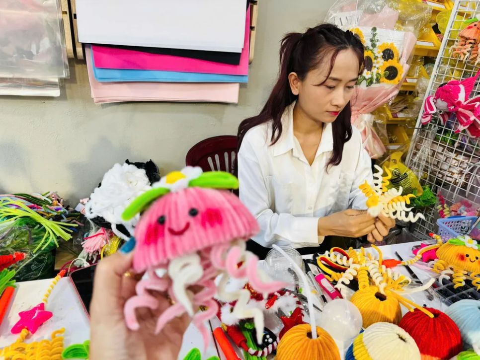 <i>Chị Trang đang tỉ mỉ tạo những chiếc lồng đèn đẹp mắt từ kẽm nhung</i>