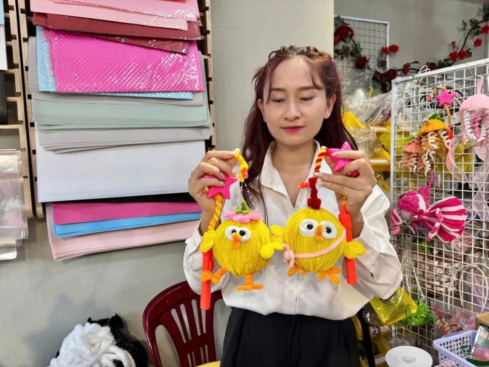 <i>Đèn lồng gà con bằng kẽm nhung trông dễ thương</i>