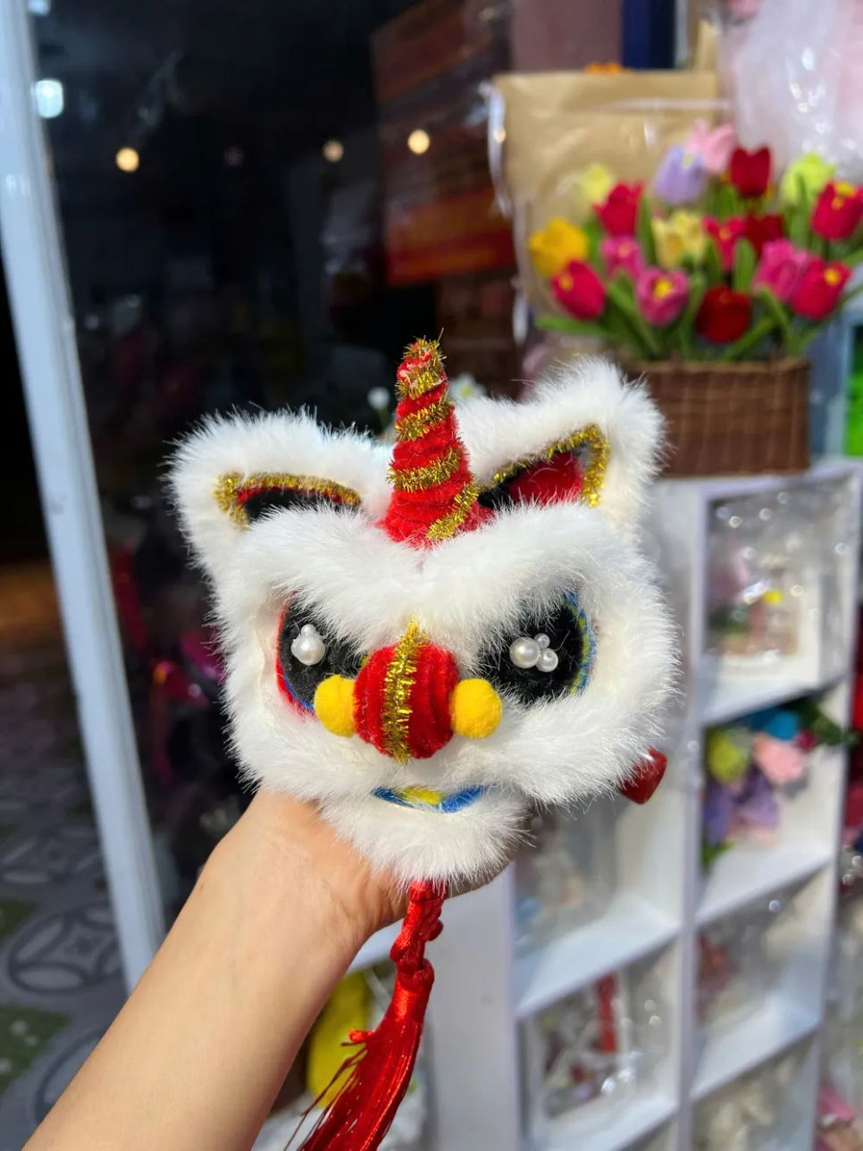 <i>Đèn lồng lân bằng kẽm được rất tinh xảo và công phu</i>