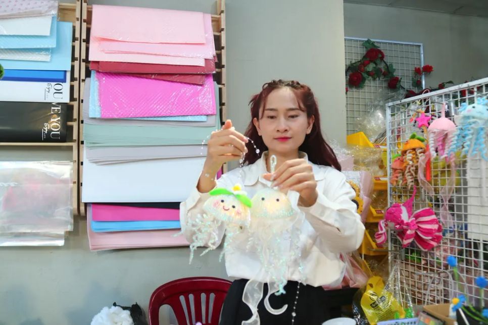 <i>Lồng đèn con sứa bằng kẽm nhung dự đoán sẽ là sản phẩm hút hàng năm nay</i>