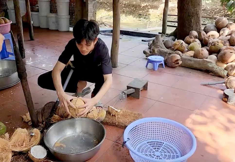 <i>Giá dừa khô hiện đang ở mức cao, nông dân phấn khởi</i>