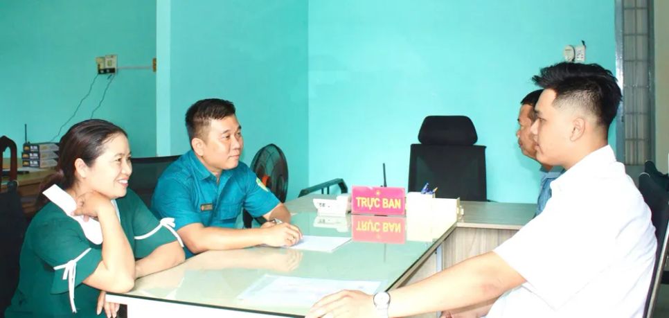 Anh Phạm Quốc Huy (áo trắng) cùng ba mẹ đi nộp đơn tình nguyện nhập ngũ