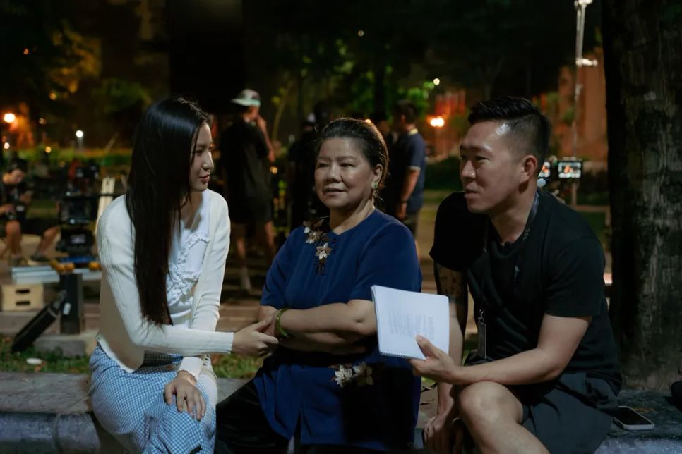 <i>Đạo diễn Hoàng Nam (phải) hướng dẫn diễn xuất trên phim trường. Ảnh: ĐPCC</i>