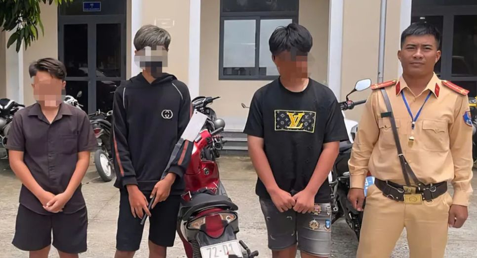 Các thiếu niên được Đội CSGT số 2 bàn giao cho Công an phường Bà Rịa xử lý theo quy định