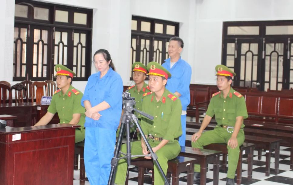 <i>Hai bị cái Thùy và Khải tại tòa</i>