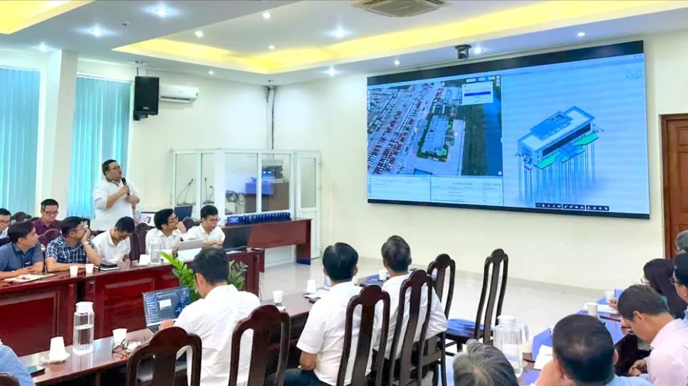 Đại diện Portcoast giới thiệu các giải pháp số hóa trong lĩnh vực xây dựng hạ tầng kỹ thuật