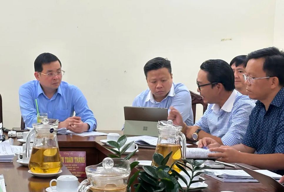 Giám đốc Sở Nông nghiệp và Môi trường TPHCM Nguyễn Toàn Thắng lắng nghe ý kiến của Chủ đầu tư dự án Cao ốc Xi Grand Court. Ảnh: THANH HIỀN Giám đốc Sở Nông nghiệp và Môi trường TPHCM Nguyễn Toàn Thắng lắng nghe ý kiến của Chủ đầu tư dự án Cao ốc Xi Grand Court. Ảnh: THANH HIỀN