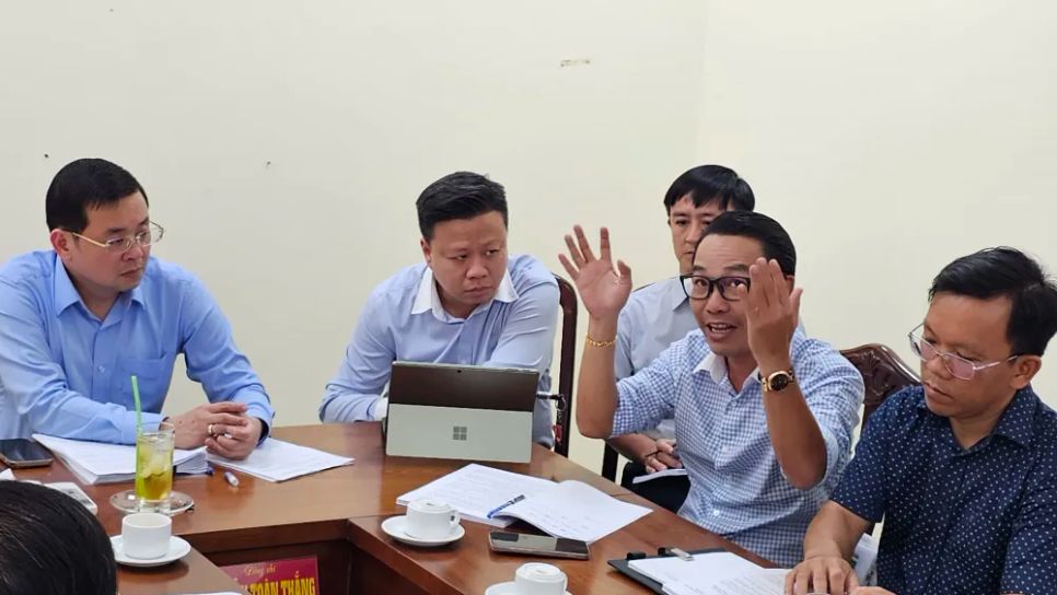 Ông Nguyễn Toàn Thắng (bìa trái) lắng nghe các doanh nghiệp trình bày tại buổi làm việc chiều 18.9 Ông Nguyễn Toàn Thắng (bìa trái) lắng nghe các doanh nghiệp trình bày tại buổi làm việc chiều 18.9