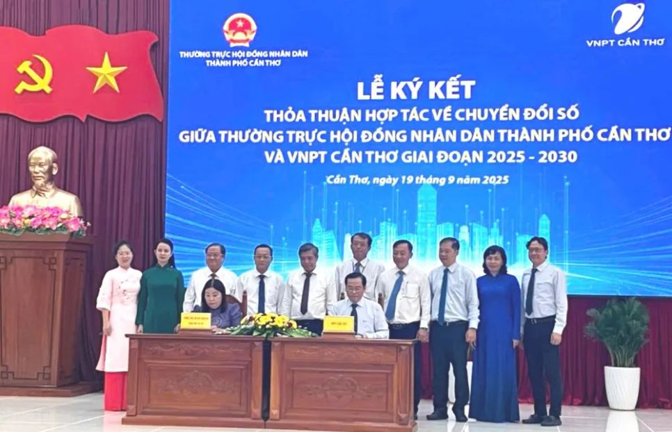Đại diện Thường trực HĐND TP Cần Thơ và Viễn thông Cần Thơ ký kết Thỏa thuận hợp tác về việc ứng dụng công nghệ thông tin, chuyển đổi số