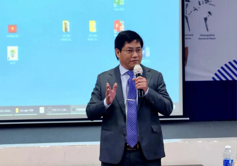TS-BS Lê Văn Thọ, Trưởng khoa Bệnh học Cơ Xương Khớp, Bệnh viện Chấn thương Chỉnh hình TPHCM phát biểu tại hội thảo TS-BS Lê Văn Thọ, Trưởng khoa Bệnh học Cơ Xương Khớp, Bệnh viện Chấn thương Chỉnh hình TPHCM phát biểu tại hội thảo