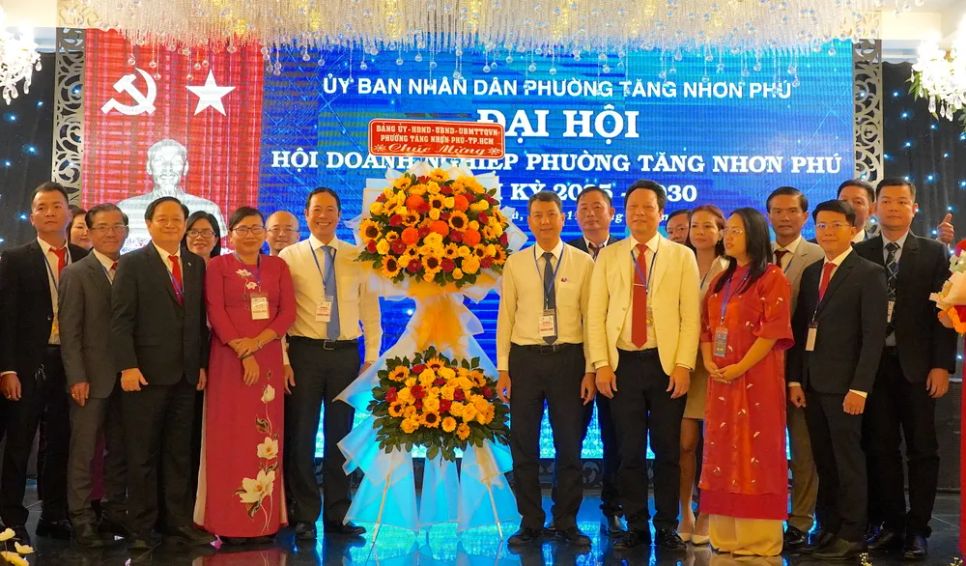 Lãnh đạo phường Tăng Nhơn Phú chúc mừng Ban Chấp hành Hội Doanh nghiệp phường