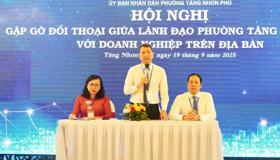 Lãnh đạo phường Tăng Nhơn Phú trao đổi với doanh nghiệp