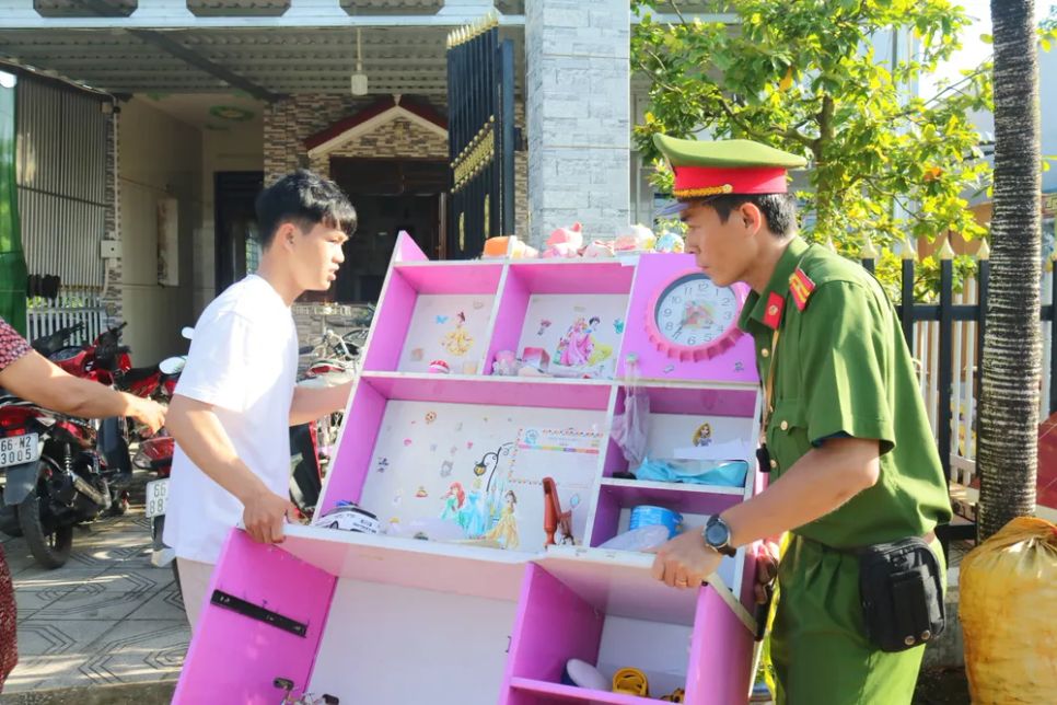 <i>Lực lượng công an có mặt hiện trường hỗ trợ người dân di dời tài sản</i> <i>Lực lượng công an có mặt hiện trường hỗ trợ người dân di dời tài sản</i>