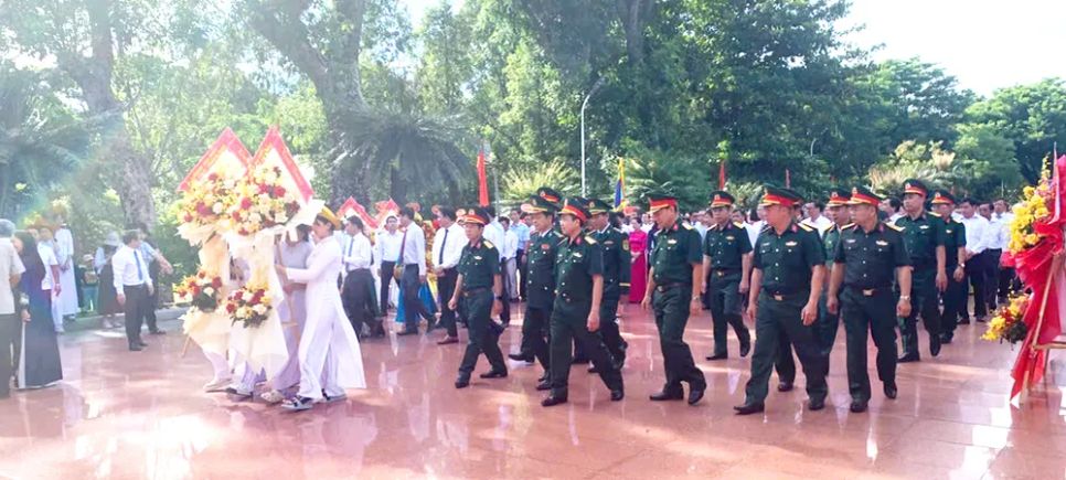 Các chiến sĩ, cán bộ dâng hoa trước tượng đài vua Quang Trung Các chiến sĩ, cán bộ dâng hoa trước tượng đài vua Quang Trung