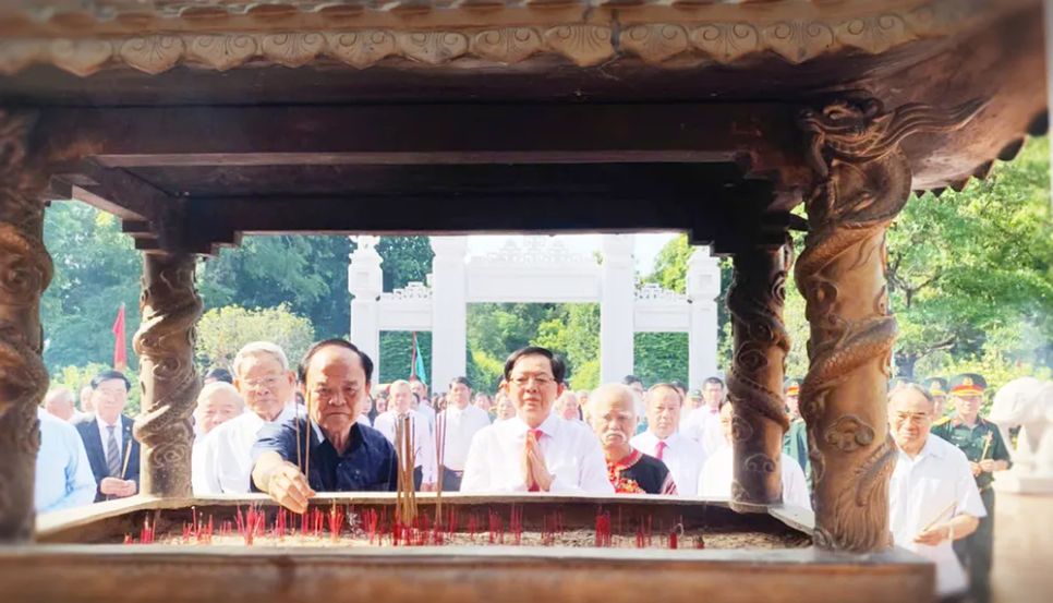 Các đồng chí lãnh đạo, nguyên lãnh đạo tỉnh Gia Lai dâng hương tưởng niệm Hoàng đế Quang Trung Các đồng chí lãnh đạo, nguyên lãnh đạo tỉnh Gia Lai dâng hương tưởng niệm Hoàng đế Quang Trung