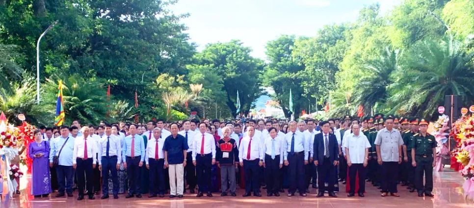 Các đồng chí lãnh đạo tỉnh Gia Lai tri ân, tưởng niệm dưới tượng đài Hoàng đế Quang Trung Các đồng chí lãnh đạo tỉnh Gia Lai tri ân, tưởng niệm dưới tượng đài Hoàng đế Quang Trung