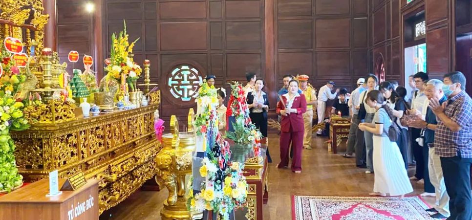 Người dân, cán bộ dâng hương tưởng nhớ vua Quang Trung Người dân, cán bộ dâng hương tưởng nhớ vua Quang Trung