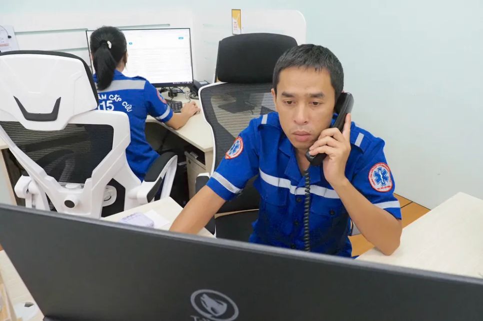 Nhân viên Tổng đài 115, Trung tâm Cấp cứu 115 TPHCM, nhận cuộc gọi cấp cứu từ thân nhân người bệnh