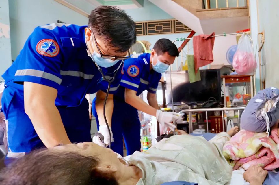 Tổ cấp cứu ngoại viện chuẩn bị các thao tác đưa bệnh nhân tới cơ sở y tế điều trị