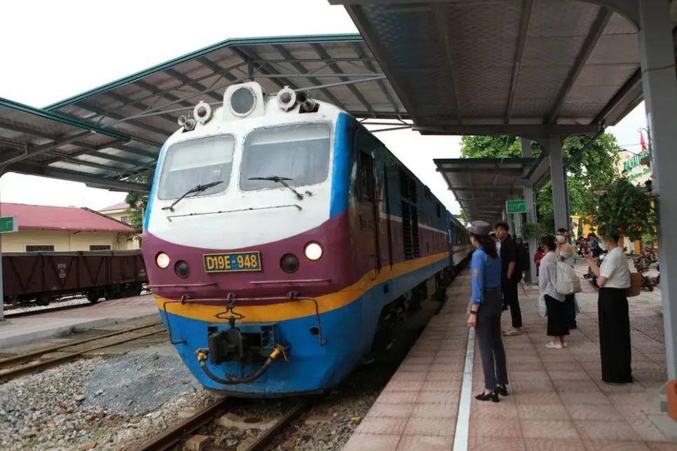 22.000 vé tàu Tết Bính Ngọ được mua trong ngày đầu tiên mở bán 22.000 vé tàu Tết Bính Ngọ được mua trong ngày đầu tiên mở bán