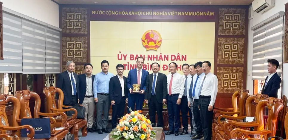 Tỷ phú Cyril Dissescou gặp gỡ các lãnh đạo tỉnh Bình Định (nay là tỉnh Gia Lai) hồi cuối tháng 3-2024 Tỷ phú Cyril Dissescou gặp gỡ các lãnh đạo tỉnh Bình Định (nay là tỉnh Gia Lai) hồi cuối tháng 3-2024