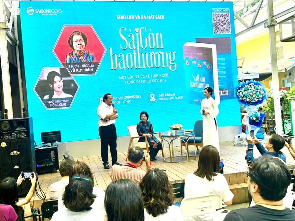 Nhà báo Vũ Kim Hạnh (ngồi) và ông Nguyễn Tuấn Quỳnh, Chủ tịch HĐQT Saigon Books, cũng là người khích lệ nhà báo Vũ Kim Hạnh chuyển những trang nhật ký thành cuốn sách Nhà báo Vũ Kim Hạnh (ngồi) và ông Nguyễn Tuấn Quỳnh, Chủ tịch HĐQT Saigon Books, cũng là người khích lệ nhà báo Vũ Kim Hạnh chuyển những trang nhật ký thành cuốn sách