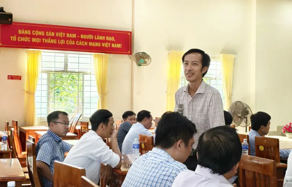 Phó Giám đốc Sở NN-MT tỉnh Vĩnh Long Võ Văn Ngoan thông tin, ngày 21-9 sẽ tiếp nhận rác của các xã thuộc TP Bến Tre và huyện Châu Thành trước đây Phó Giám đốc Sở NN-MT tỉnh Vĩnh Long Võ Văn Ngoan thông tin, ngày 21-9 sẽ tiếp nhận rác của các xã thuộc TP Bến Tre và huyện Châu Thành trước đây