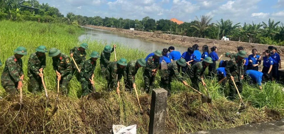 Các chiến sĩ cùng đoàn viên thanh niên làm sạch kênh rạch Các chiến sĩ cùng đoàn viên thanh niên làm sạch kênh rạch