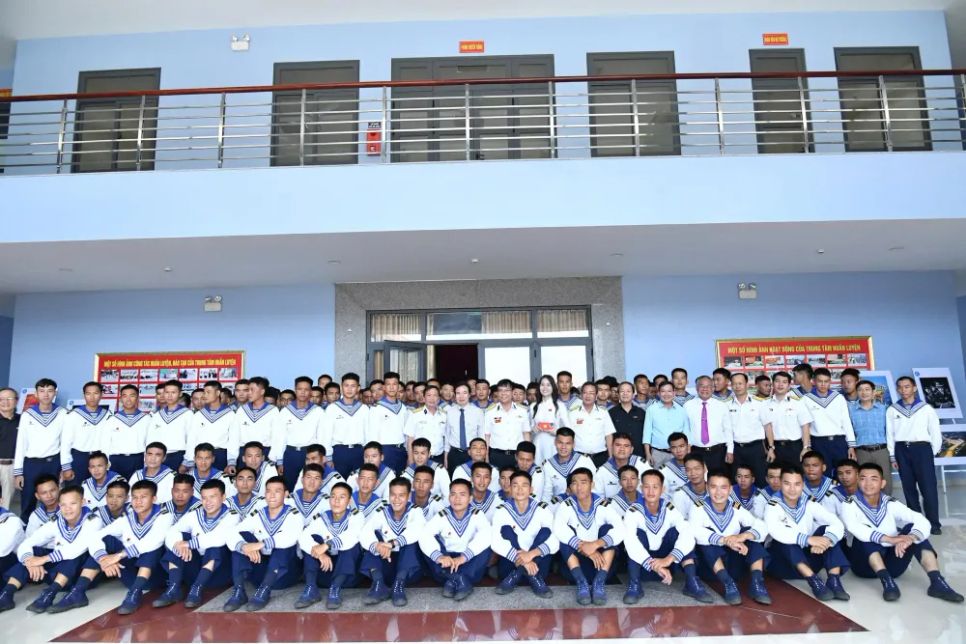 Cán bộ, chiến sĩ Vùng 2 và Hội Văn học nghệ thuật tỉnh Đồng Nai chụp ảnh lưu niệm tại chương trình Cán bộ, chiến sĩ Vùng 2 và Hội Văn học nghệ thuật tỉnh Đồng Nai chụp ảnh lưu niệm tại chương trình