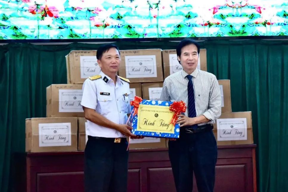 Đại diện Hội Văn học nghệ thuật tỉnh Đồng Nai trao tặng quà cho cán bộ, chiến sĩ Vùng 2 Hải quân Đại diện Hội Văn học nghệ thuật tỉnh Đồng Nai trao tặng quà cho cán bộ, chiến sĩ Vùng 2 Hải quân