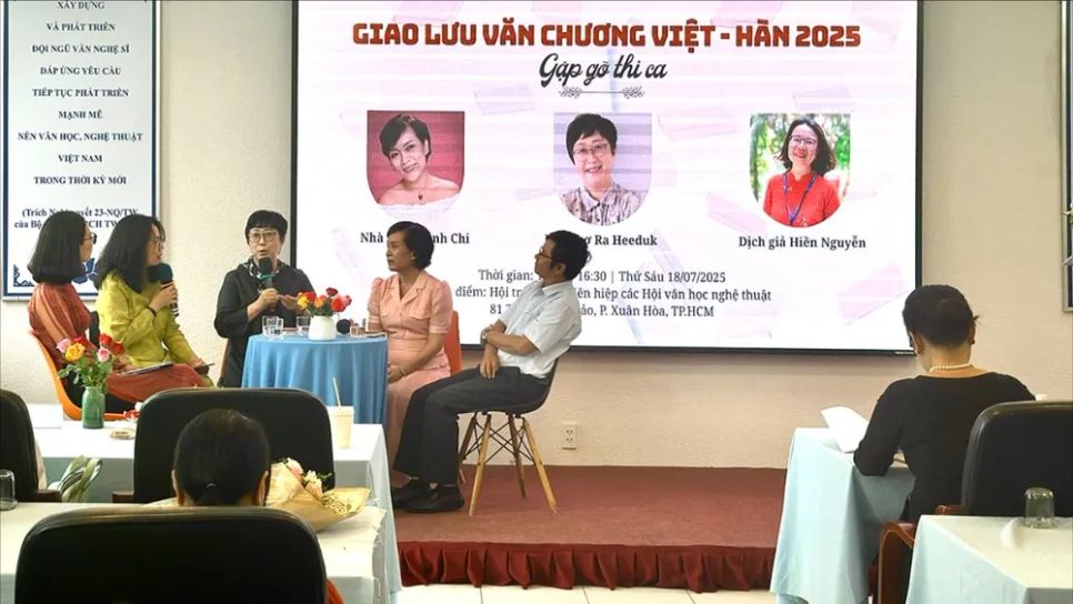 Giao lưu văn chương Việt - Hàn, một hoạt động thường niên của Hội Nhà văn TPHCM từ nhiều năm nay Giao lưu văn chương Việt - Hàn, một hoạt động thường niên của Hội Nhà văn TPHCM từ nhiều năm nay