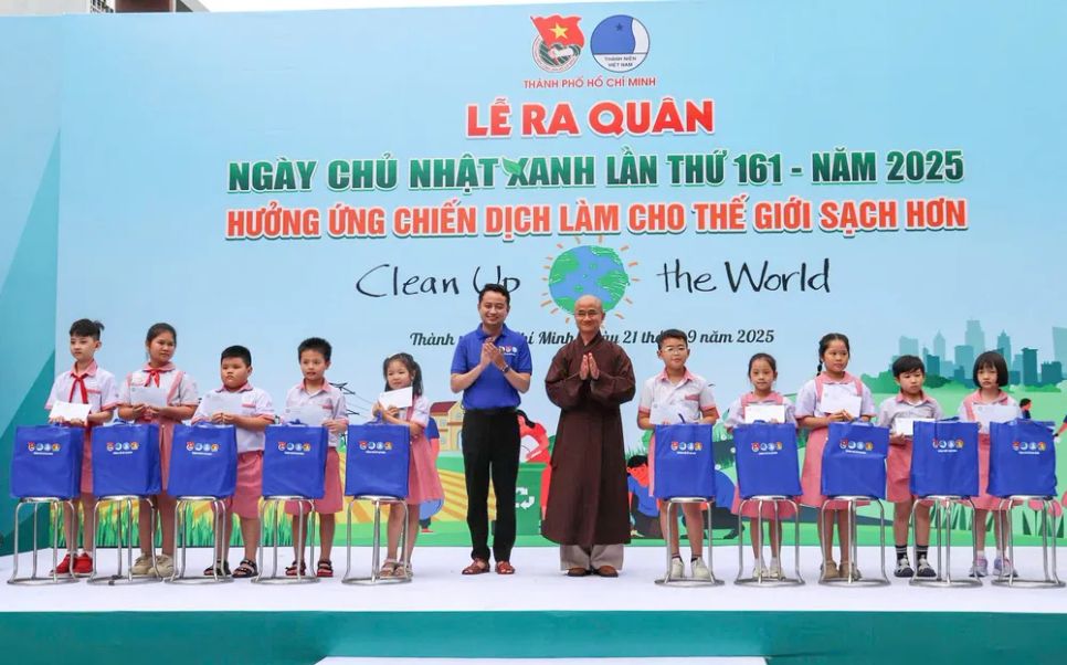 Các em học sinh vượt khó học giỏi nhận học bổng tại chương trình