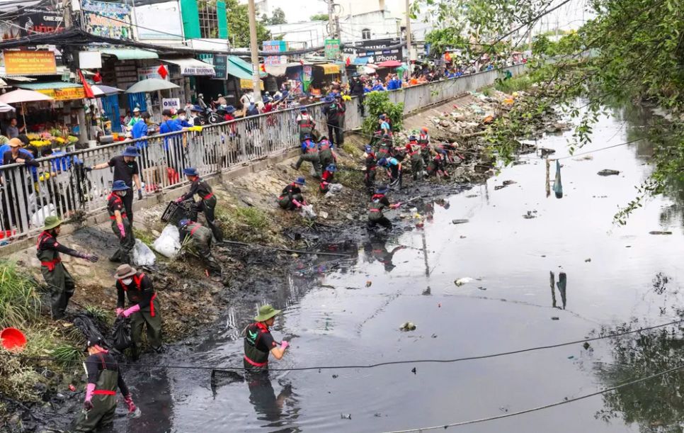 Đoàn viên, thanh niên dọn dẹp vệ sinh tại Rạch Chùa lớn 1