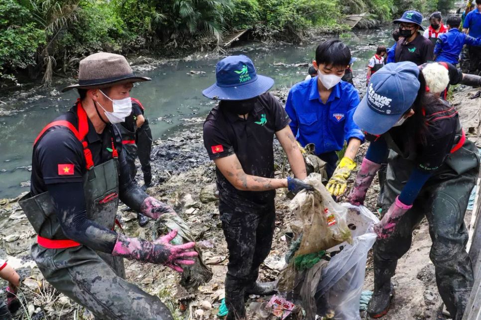 Thanh niên lội bùn dọn rác, khơi thông dòng chảy kênh rạch